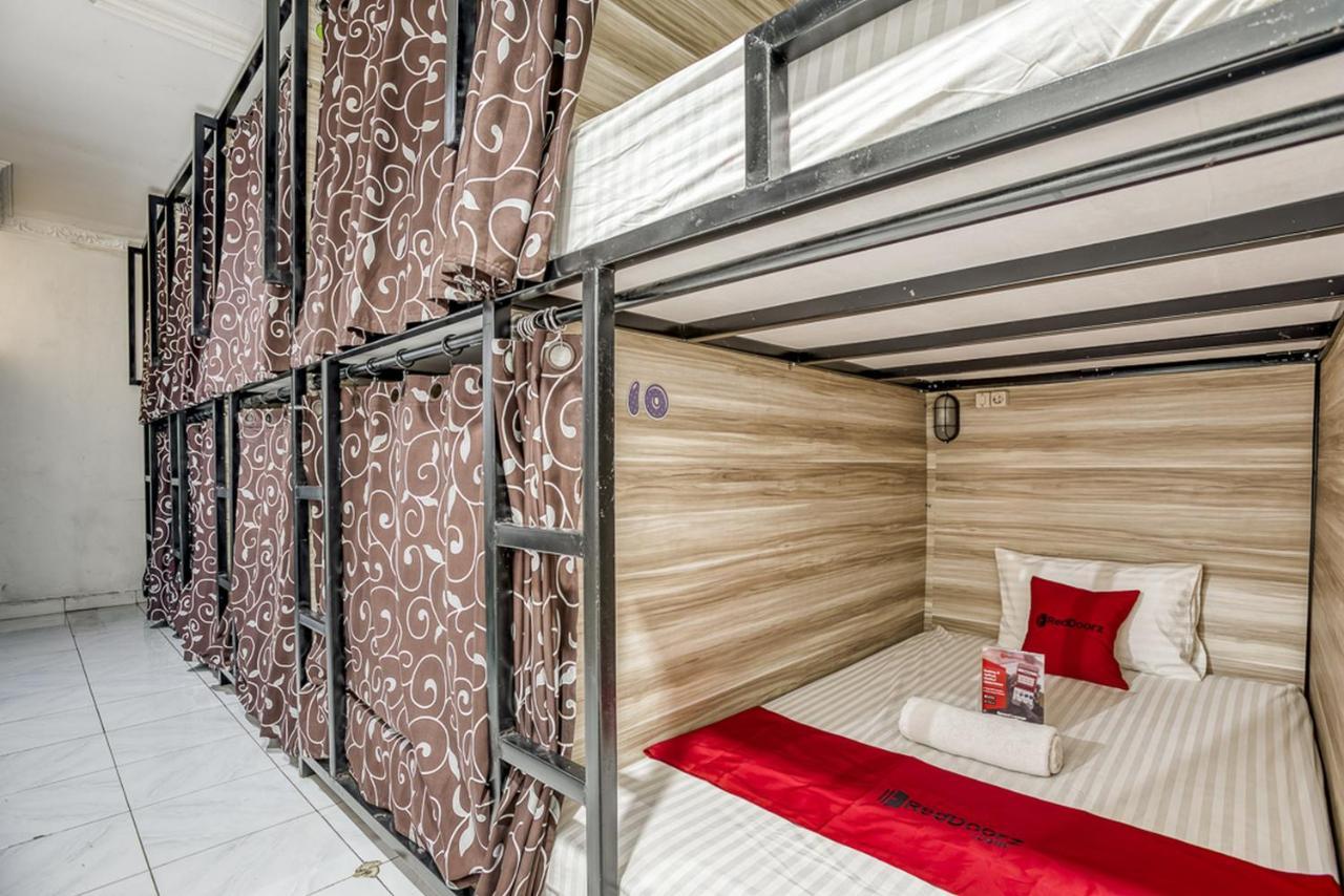 Reddoorz Hostel @ Feliz Noche Cengkareng Jakarta Hostel Beds photo